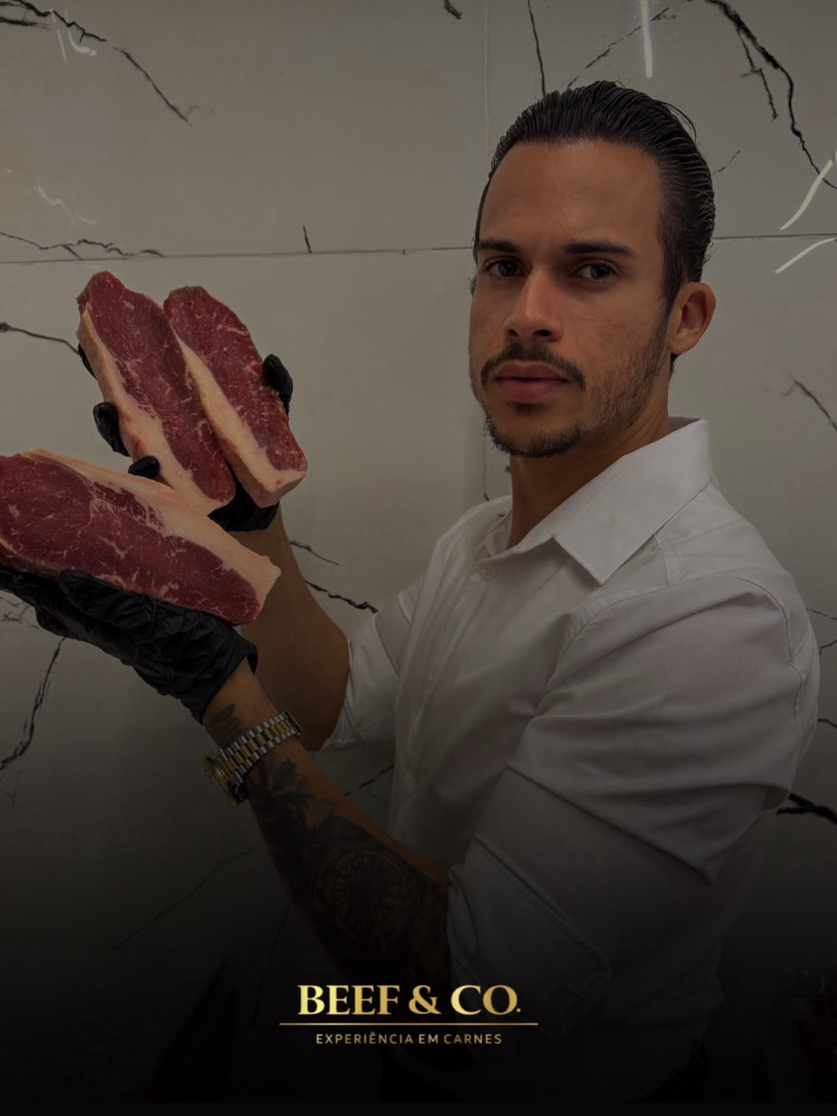 Wéricles no balcão do açougue mostrando cortes de carne